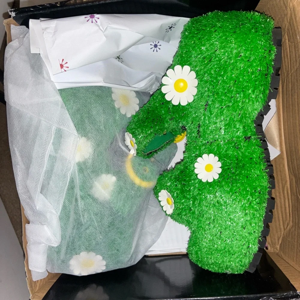 dELiA*s Green Daisy Wedge Clogs - Picture 2 of 3